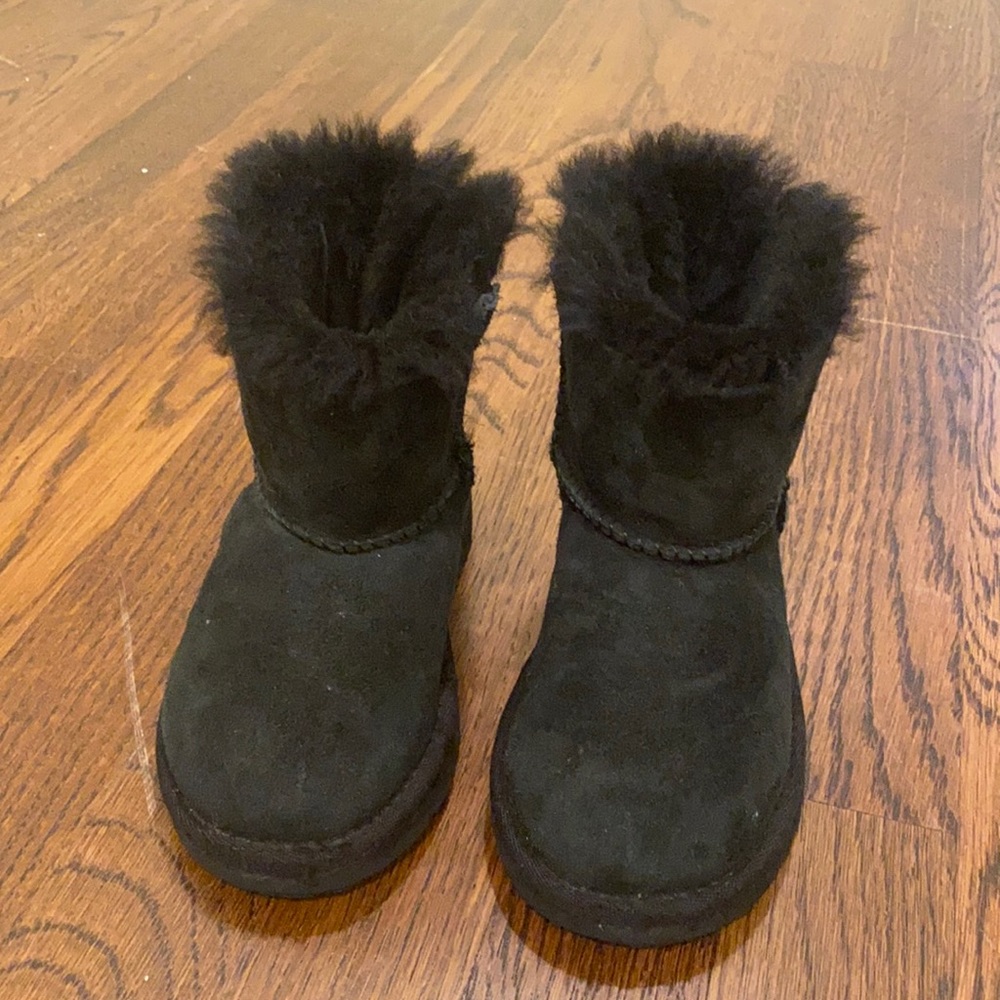 UGG black toddler shirt boots with bow